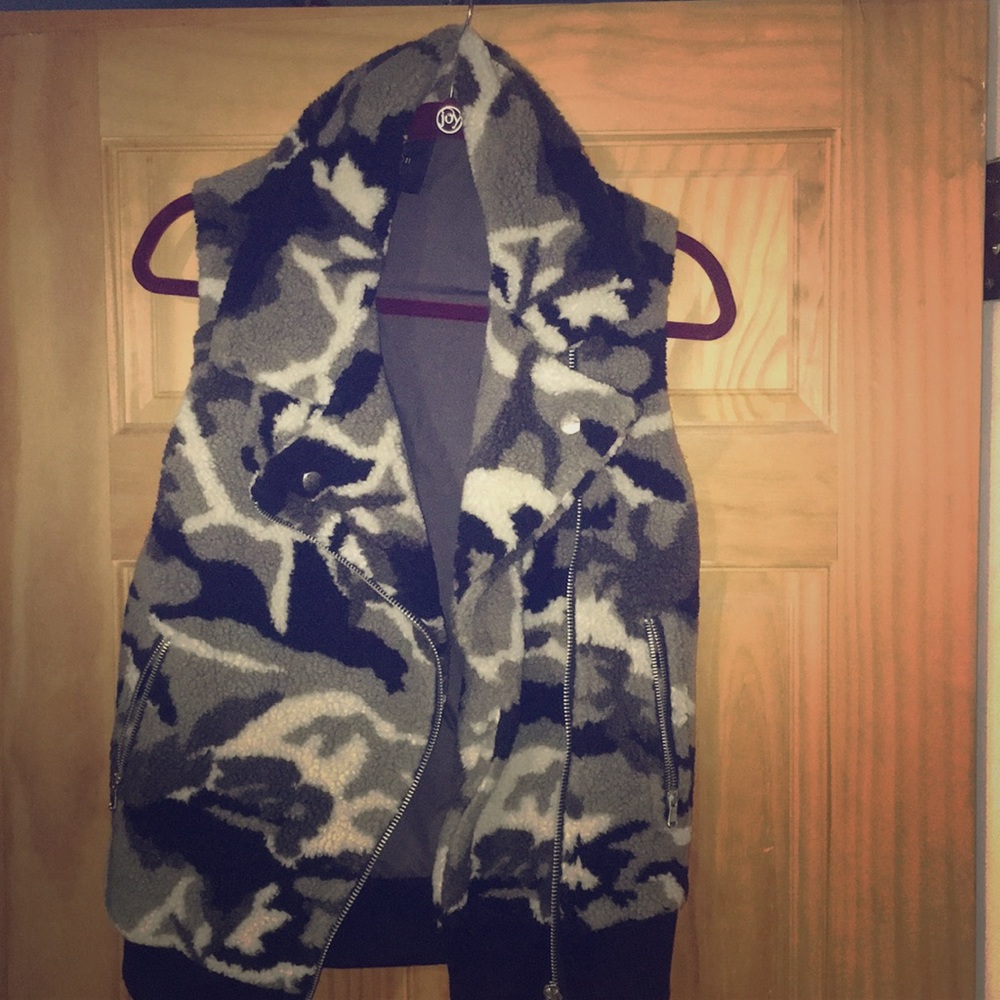 Camouflage vest jacket